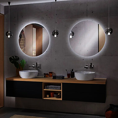 Moderner Waschtisch in Badezimmer mit Holzelementen.