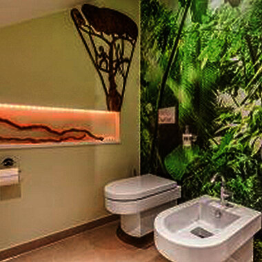 WC und Bidet mit indirekter Beleuchtung und Wandtapete