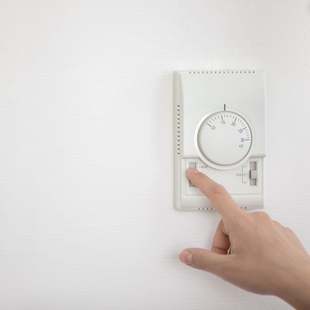 Wandmontage eines Thermostats. 