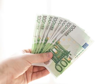 Hand mit mehreren 100 Euro-Scheinen