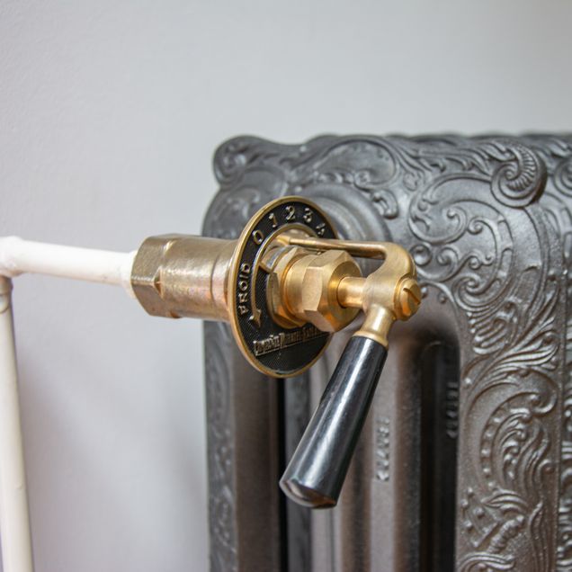 Gusseiserner Heizkörper im Vintage-Design.