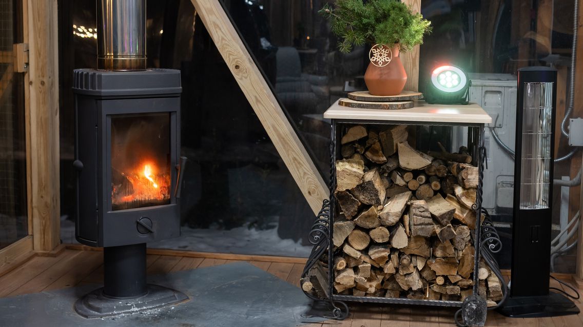 Brennender Kaminofen mit Holzscheiten