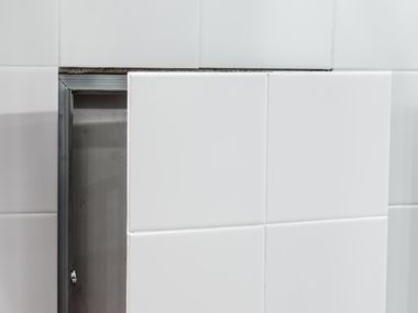 In der Wand eingebautes Wäscheabwurfsystem.