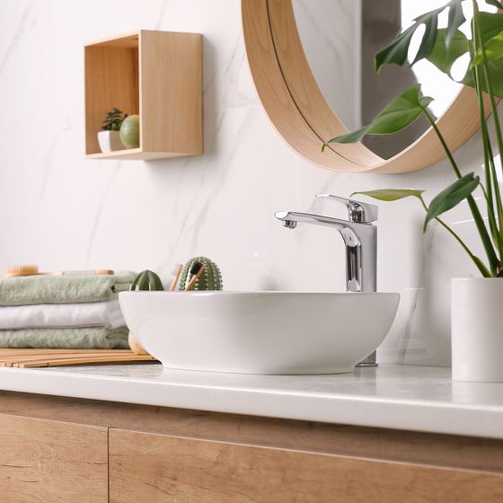 Handwaschbecken mit Waschtisch aus Holz