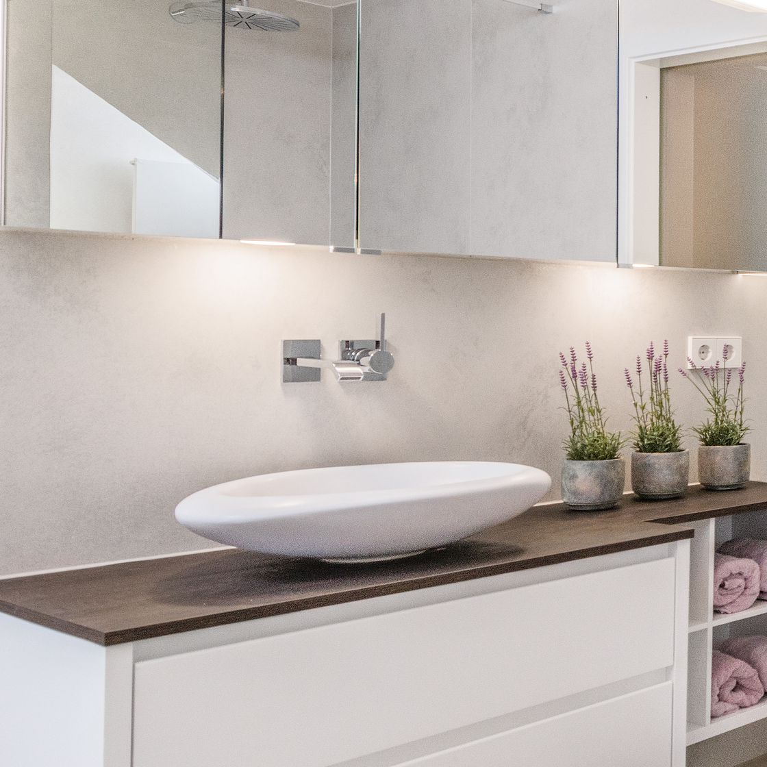 Ausstattung Aufsatzwaschbecken mit Spiegelschrank