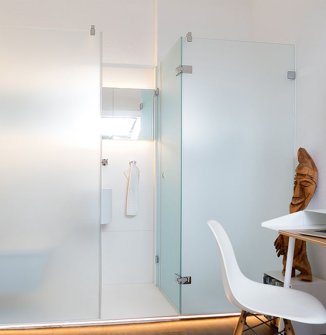 Integriertes beleuchtetes Duschbad mit satinierter Glas-Trennwand