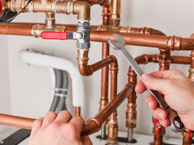 Installation von Kupferrohren für Heizsystem.