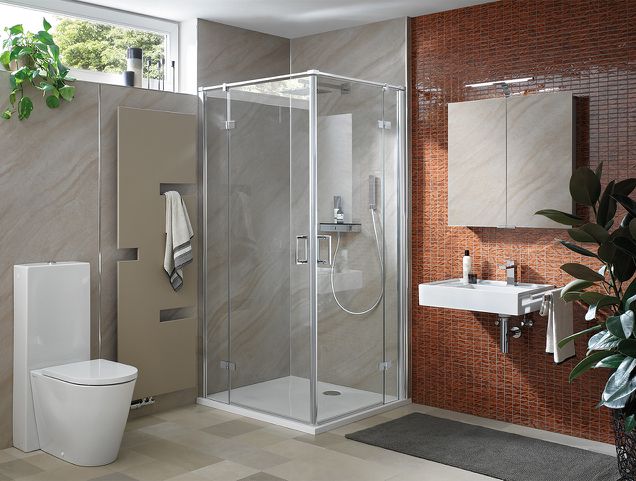 Modernes Duschbad mit Design Handtuchtrockner
