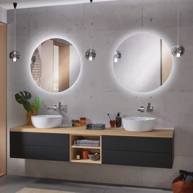 Moderner Waschtisch in Badezimmer mit Holzelementen.