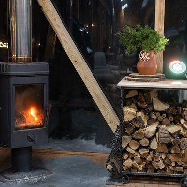 Brennender Kaminofen mit Holzscheiten