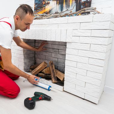 Servicetechniker beim Einbau eines Kaminofens