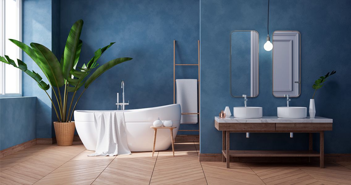 Freistehende Badewanne mit Doppelwaschplatz