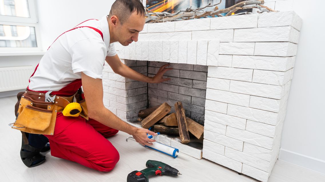 Servicetechniker beim Einbau eines Kaminofens