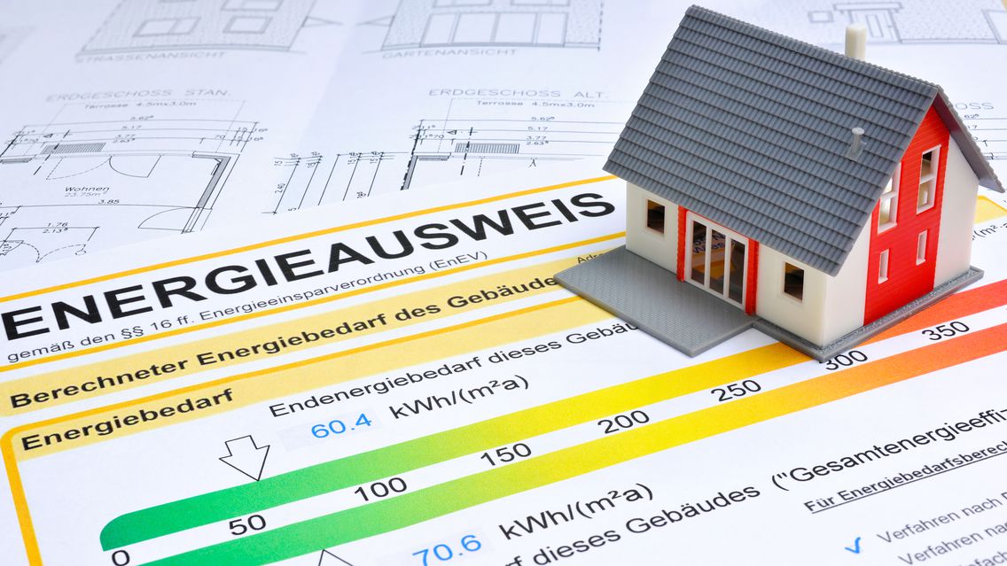 Haus auf Energieausweis-Dokument