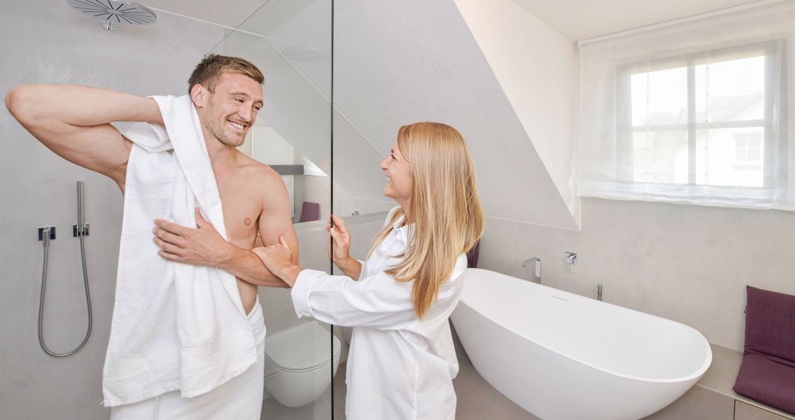 Großzügiges Badezimmer mit Platz für zwei