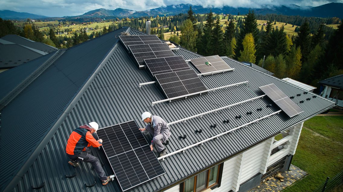Techniker bringen Solarmodule an