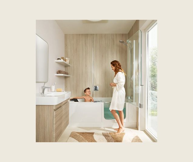Spezielle Badewanne mit Tür für das kleine Badezimmer