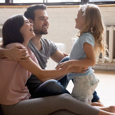 Glückliche Familie heizt mit Gas