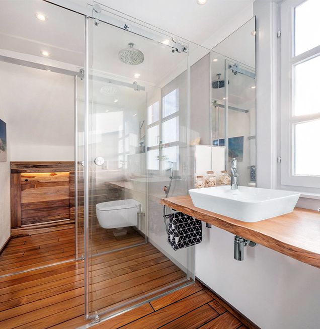Badezimmer mit Holz und Glas