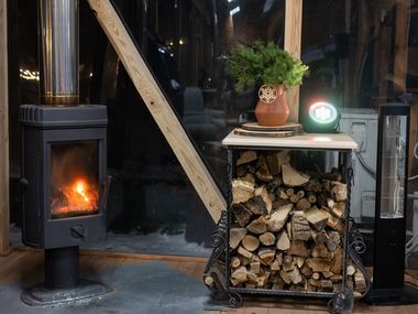 Brennender Kaminofen mit Holzscheiten