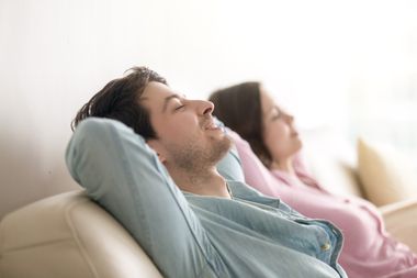 Paar entspannt auf der Couch