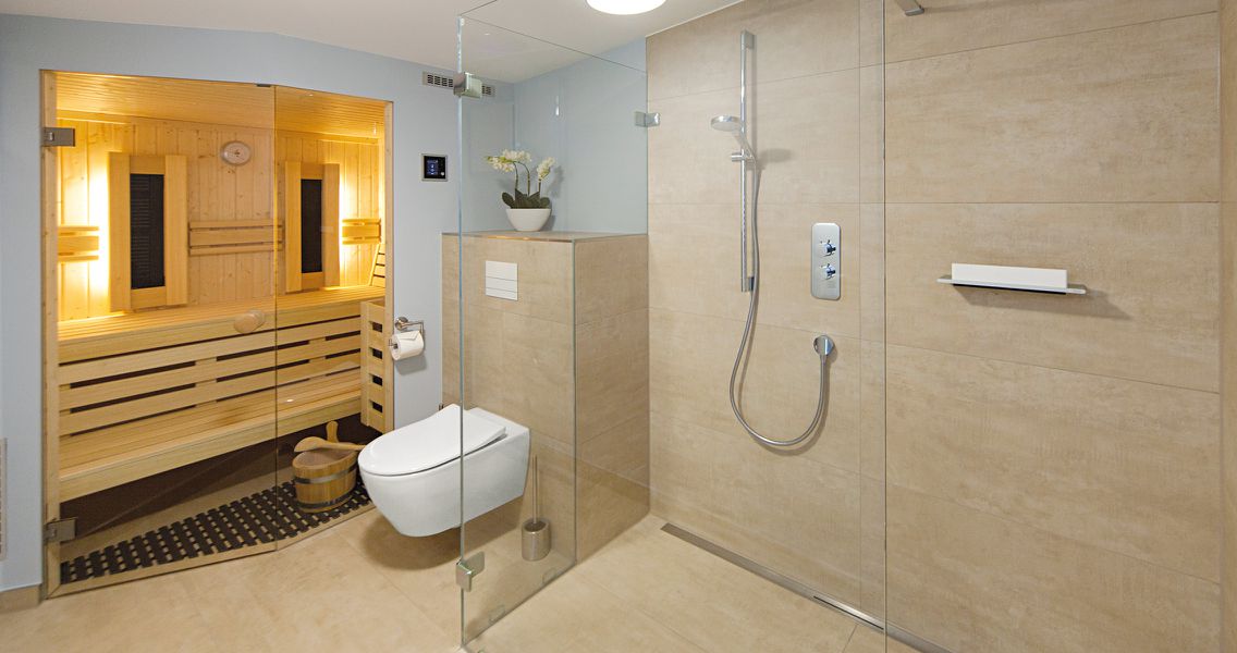 Wellness-Bad mit integrierter Sauna
