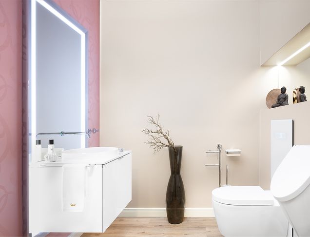 Waschtisch und WC in ansprechender Beleuchtung