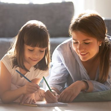 Spielen mit den Kindern in wohliger und warmer Atmosphäre