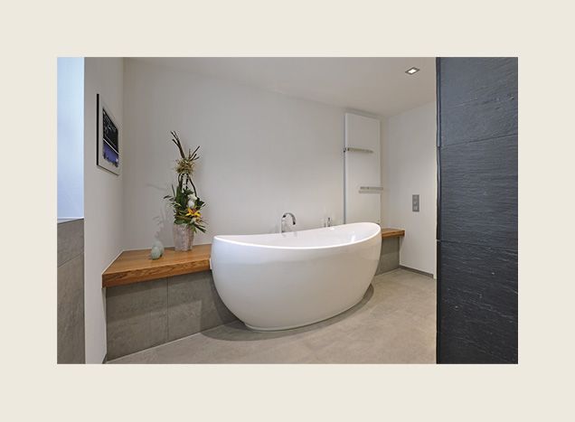 Freistehende ovale Badewanne mit Ruhezone