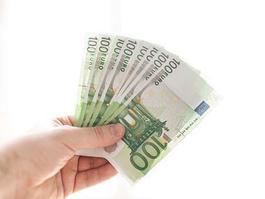 Hand mit mehreren 100 Euro-Scheinen