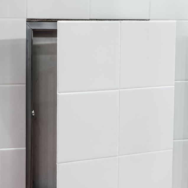 In der Wand eingebautes Wäscheabwurfsystem.