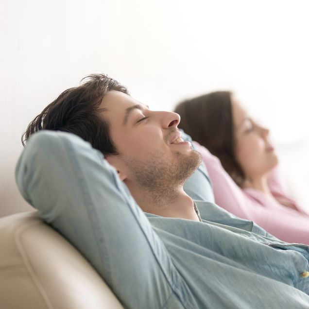 Paar entspannt auf der Couch