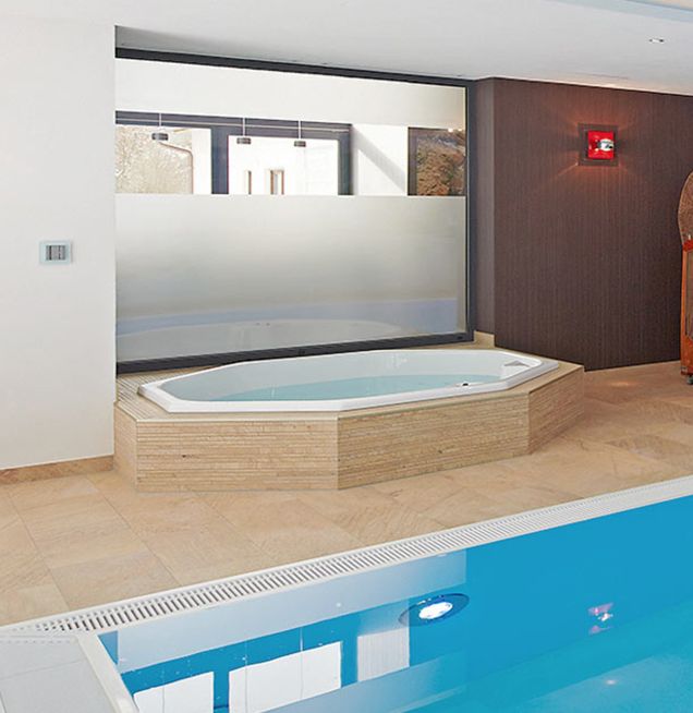 Achteckbadewanne am Pool