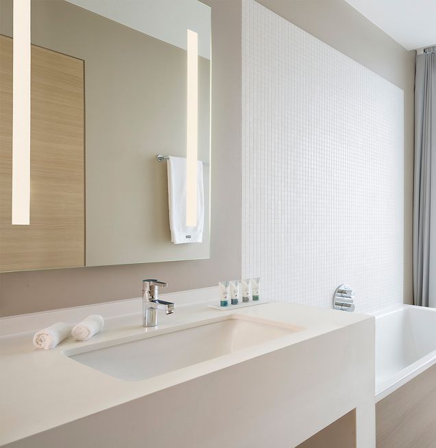 Beispiel Einbauwaschtisch und Badewanne bei Die Badgestalter