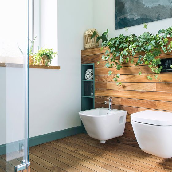 Bidet und Toilette mit Holzvertäfelung Spülkasten