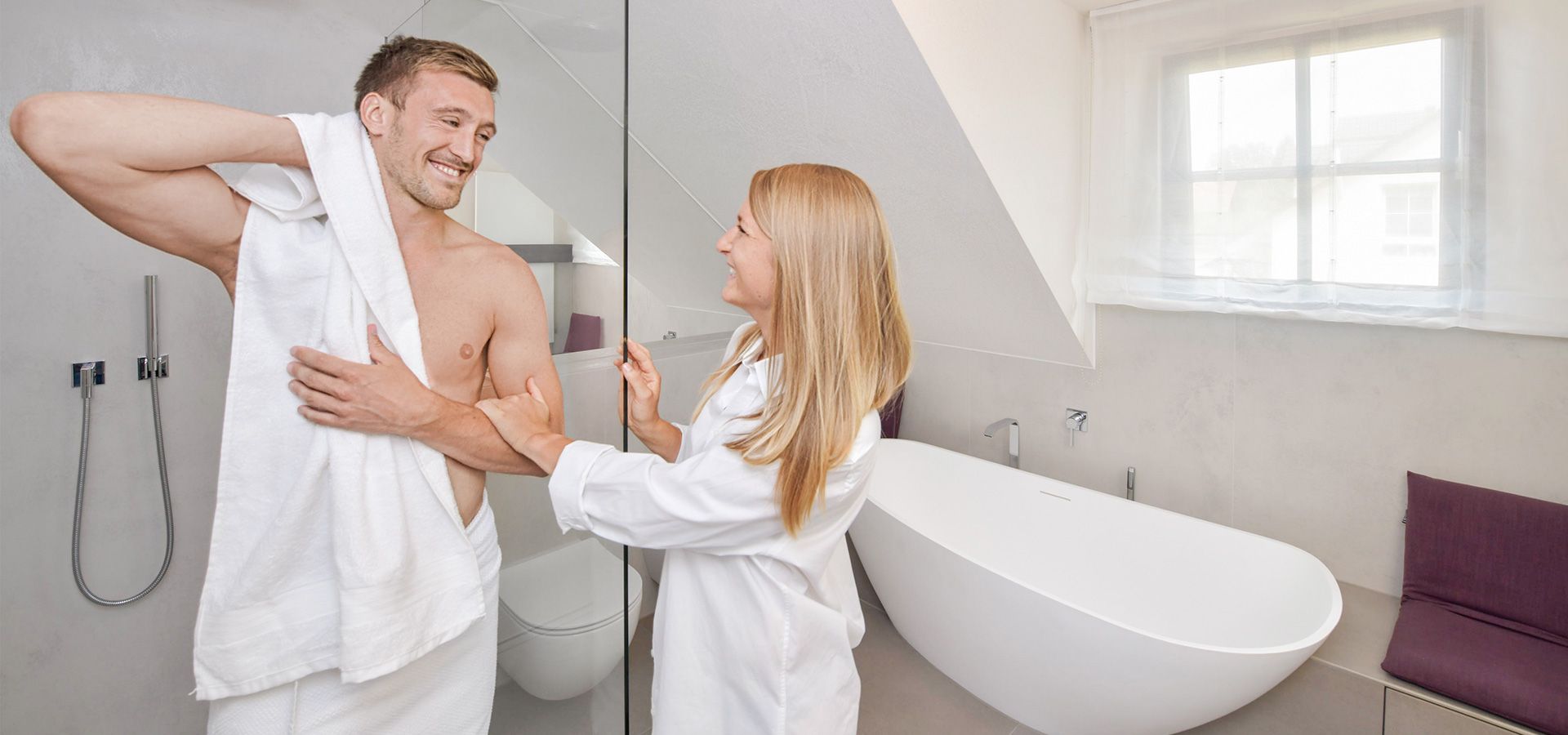 Platz für zwei im modernen Badezimmer