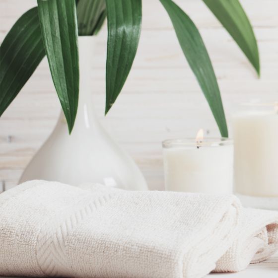Accessoire Handtuch und Kerze im Badezimmer