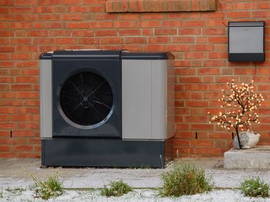 Wärmepumpe an Hauswand