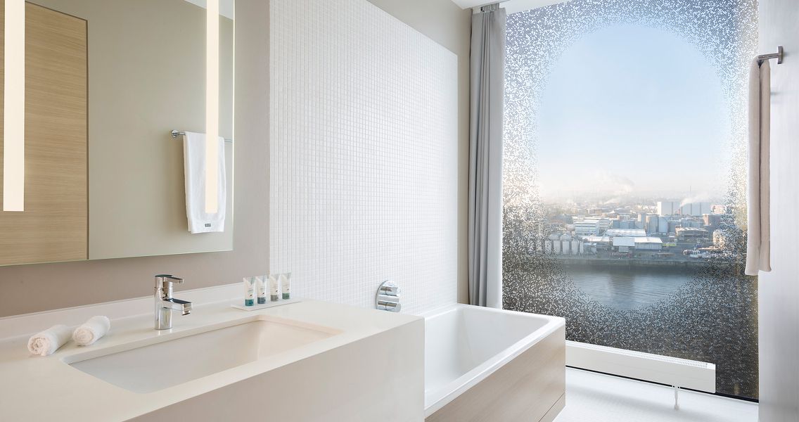 Waschtisch und Badewanne in Creme