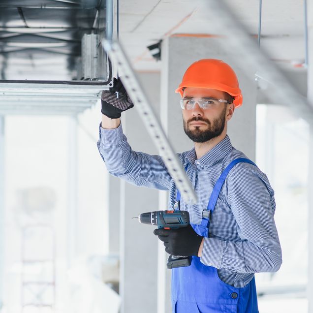 Techniker bei der Installation einer Wärmerückgewinnungsanlage