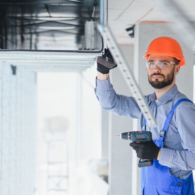 Techniker bei der Installation einer Wärmerückgewinnungsanlage