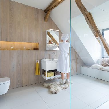 architektur-dachschraege.jpg Frau im Badezimmer mit Dachschräge