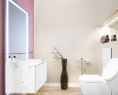 Waschtisch und WC in ansprechender Beleuchtung