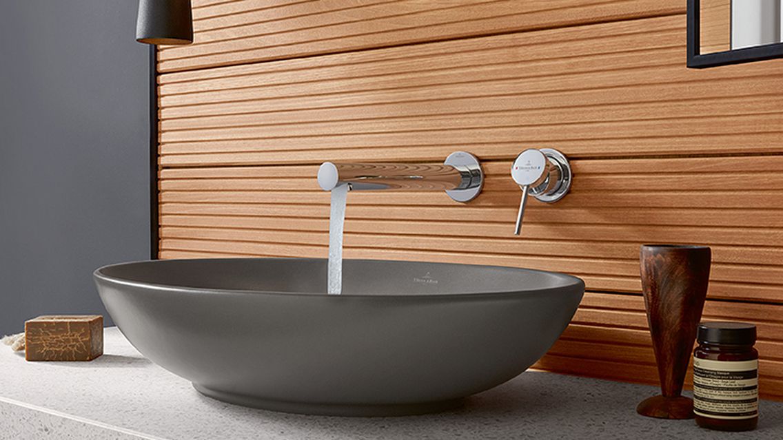anthrazitfarbenes Waschbecken mit laufendem Wasserhahn