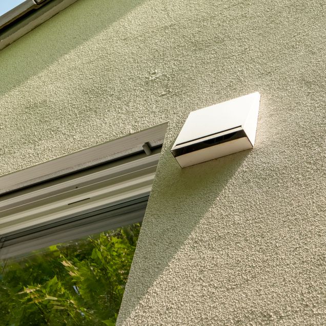 Modernes Wohnraum-Belüftungssystem an der Außenwand.