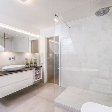 Moderne Badausstattung in hellen Farben und Materialien