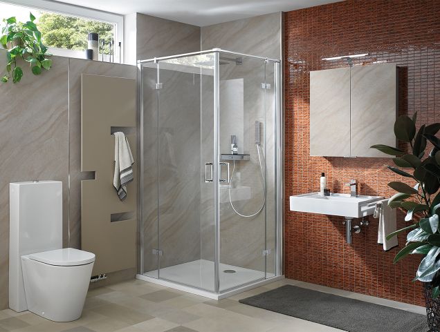 Modernes Duschbad mit Design Handtuchtrockner
