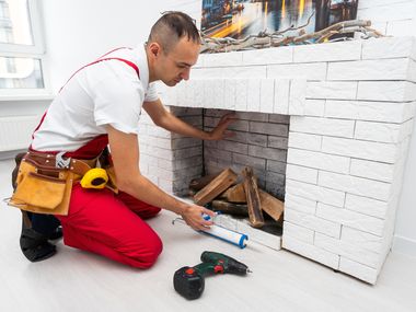 Servicetechniker beim Einbau eines Kaminofens