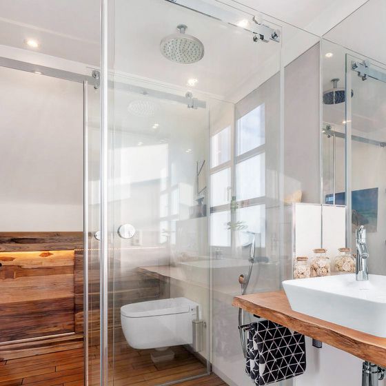 Glas-Schiebetür im Badezimmer