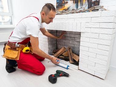 Servicetechniker beim Einbau eines Kaminofens
